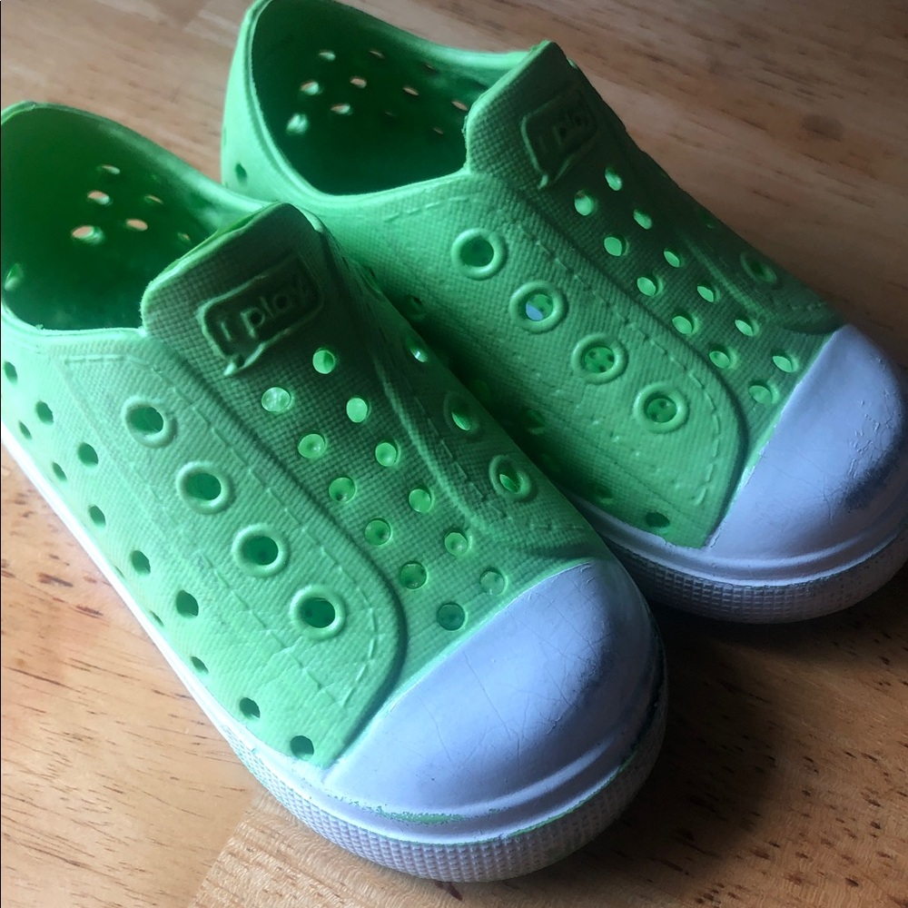 Kids I play Green Slip-On Water-Resistant Shoes